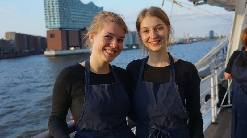 Zwei Servicekräfte von TopS. an Bord vor der Elbphilharmonie
